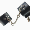 Menottes simili cuir cadenas mousquetons